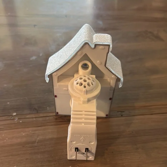 Bath & Body Works Wallflowers Santa’s Workshop Night Light - Picture 3 of 3